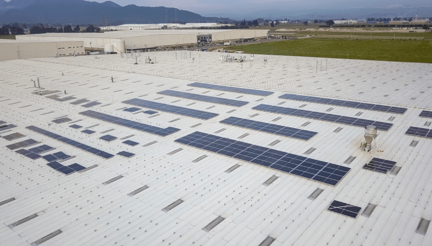 Foto con paneles solares de CEDI Siberia